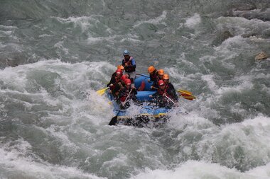 Teamgeist beim Rafting | © Adventure Service Outdoorsports 