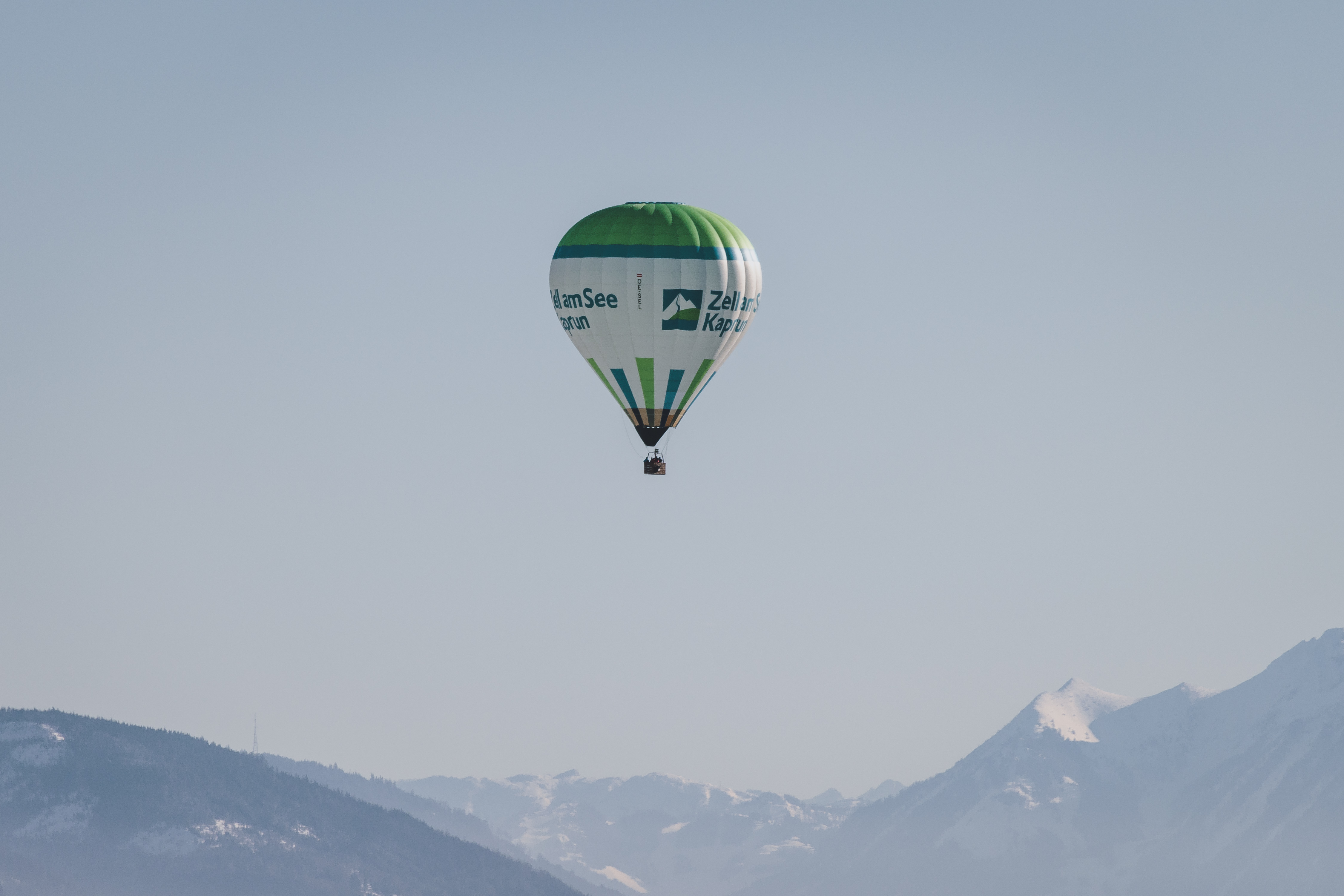 Chevaliers of the air in a hot air balloon