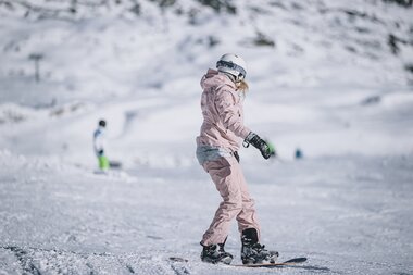 Snowboarding in autumnal temperatures | © EXPA, Stefanie Oberhauser