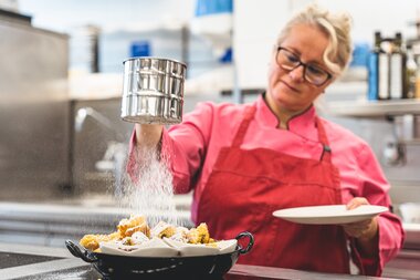 Preparation of a Kaiserschmarrn in the Franzl mountain restaurant | © Zell am See-Kaprun Tourismus