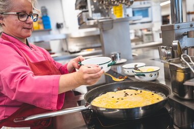 Preparation of a Kaiserschmarrn in the Franzl mountain restaurant | © Zell am See-Kaprun Tourismus