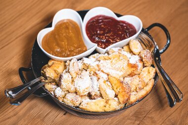 Enjoying the best Kaiserschmarren on the mountain | © Zell am See-Kaprun Tourismus