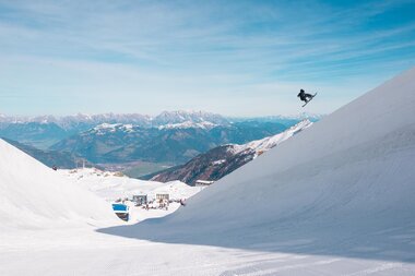 The halfpipe elite trains on the glacier in Zell am See-Kaprun | © Kitzsteinhorn