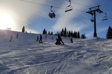 Beeinträchtigte Menschen beim Skifahren auf der Schmittenhöhe in Zell am See-Kaprun | © Up adaptive sports 