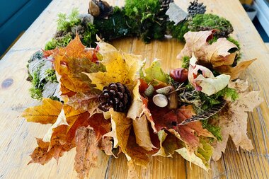 Leaves, chestnuts and cones of all kinds embellish the wreath | © Zell am See-Kaprun Tourismus