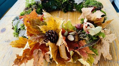 Leaves, chestnuts and cones of all kinds embellish the wreath | © Zell am See-Kaprun Tourismus