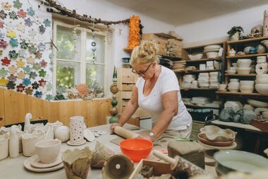 Mama Zillner takes care of the loving design of the house and the plates for Florian's kitchen in her own pottery workshop | © Zell am See-Kaprun Tourismus