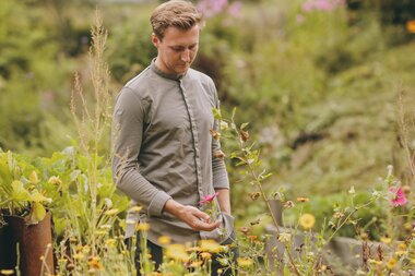 It's not just vegetables that grow in your own garden, flowers also find their place - a source of food and a place to relax at the same time | © Zell am See-Kaprun Tourismus