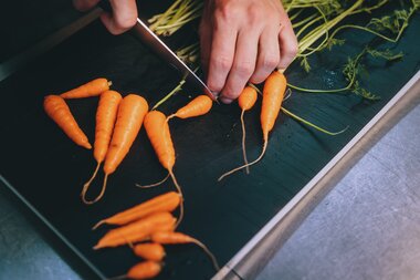 For the “pickled vegetables”, clean the desired vegetables and shape them as desired | © Zell am See-Kaprun Tourismus