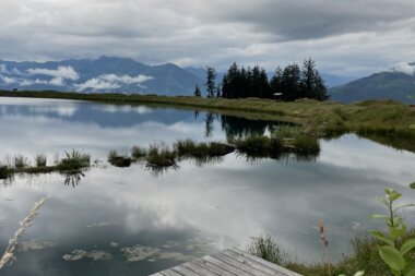 The wooden footbridge at the Plettsaukopf reservoir invites you to linger | © Stephanie Spatt I Zell am See-Kaprun Tourismus