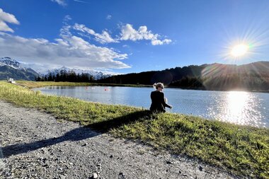 Stephanie's favourite thing to do is sit by the lake and enjoy the peace and quiet and the view | © Stephanie Spatt I Zell am See-Kaprun Tourismus