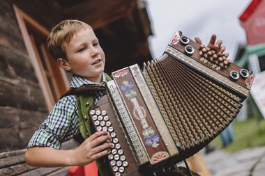 Programme at Alpine Delights Market every week at Kirchbichl in Kaprun | © Oberhauser Photography