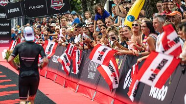 Zuseherinnen und Zuseher beim Zieleinlauf des IRONMAN 70.3 Zell am See-Kaprun | © Zell am See-Kaprun Tourismus