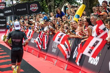 Zuseherinnen und Zuseher beim Zieleinlauf des IRONMAN 70.3 Zell am See-Kaprun | © Zell am See-Kaprun Tourismus