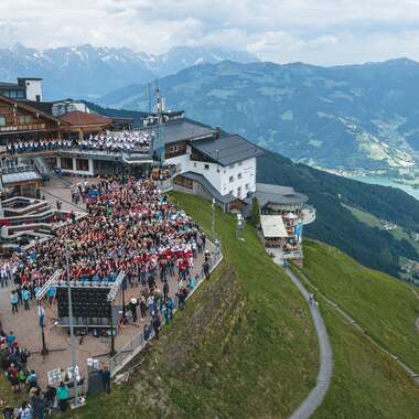 Numerous dancers at the world record in Zell am See-Kaprun | © Zell am See-Kaprun, mediaproductionBK