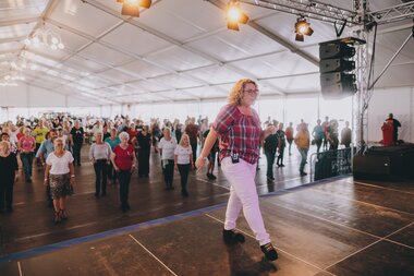 Dancing at the Line Dance AlpFestival Zell am See-Kaprun | © Zell am See-Kaprun Tourismus