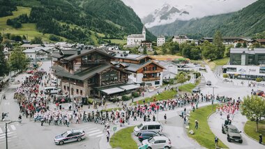 Gemeinsamer Marsch vom Ortszentrum zum Festzelt | © Zell am See-Kaprun Tourismus