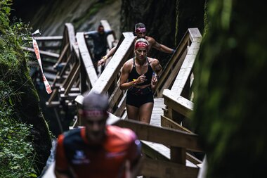 Participants of the Spartan Race run on the wooden walkways through the gorge | © Zell am See-Kaprun Tourismus