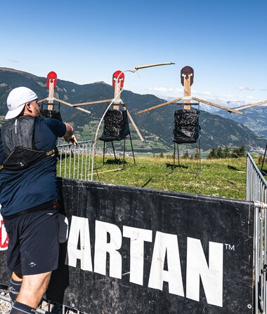 A participant throws a spear at a target | © Zell am See-Kaprun Tourismus