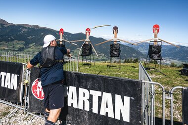 A participant throws a spear at a target | © Zell am See-Kaprun Tourismus