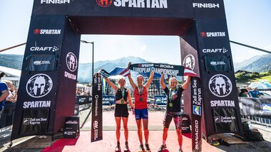 The 3 winners of the Spartan Race celebrate at the finish line | © Zell am See-Kaprun Tourismus