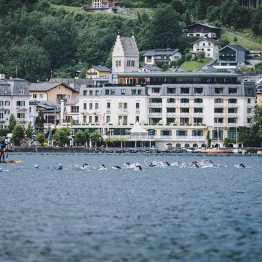 Swimming at the triathlon in Lake Zell | © EXPA, Jürgen Feichter