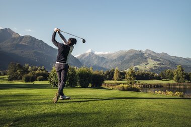 Golf-Abschlag mit wundervoller Aussicht  | © Zell am See-Kaprun Tourismus