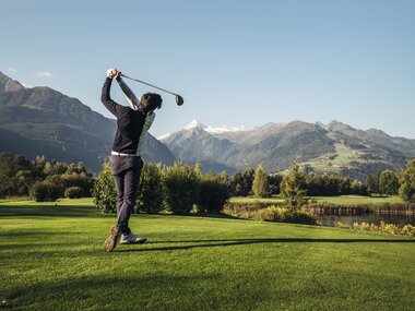 Golf-Abschlag mit wundervoller Aussicht  | © Zell am See-Kaprun Tourismus