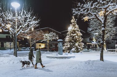 Cozy walks through snowy Kaprun | © JFK Photography