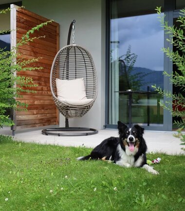 Hund im Garten vom Hotelzimmer im SalzburgerLand | © Tauern SPA Zell am See - Kaprun