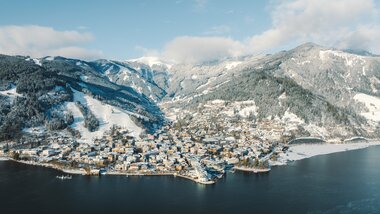 The town of Zell am See with the wintry Schmittenhöhe | © Zell am See-Kaprun Tourismus