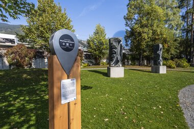 Der Stopp der Local Guide Stadtführung bei den Weyringer Skulpturen | © Zell am See-Kaprun Tourismus, Dominik Wartbichler