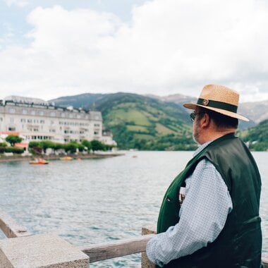 City guide Fred Bacher looks at the Grand Hotel | © Zell am See-Kaprun Tourismus