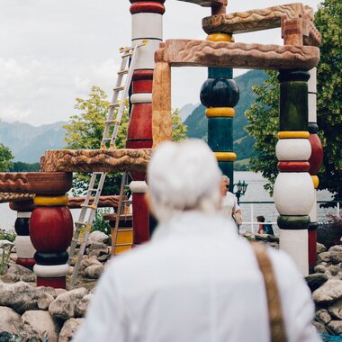 Muhr, der künstlerische Umsetzer, vor dem Österreich Brunnen | © Zell am See-Kaprun Tourismus