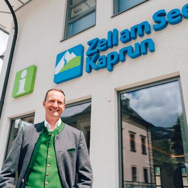 Hotelier Georg Segl in front of the Zell am See Tourist Board | © Zell am See-Kaprun Tourismus