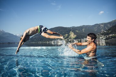  Father and son at the lake | © Zell am See-Kaprun Tourismus