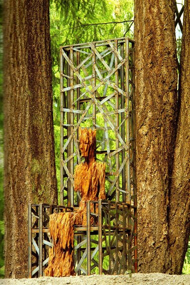 Die Skulptur "Macht und Vergänglichkeit" von Andreas Kuhnlein