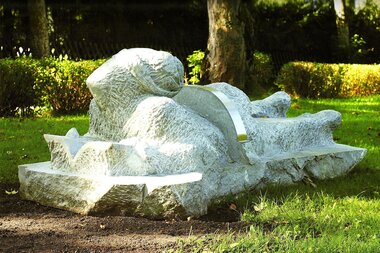 Skulptur "Die Geborgenheit der Gewohnheit" von Michael Printschler