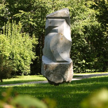 Die Skulptur "Y" von Anton Thuswaldner