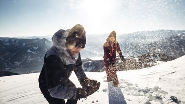  Snowball battle in the mountains of SalzburgerLand | © Zell am See-Kaprun Tourismus